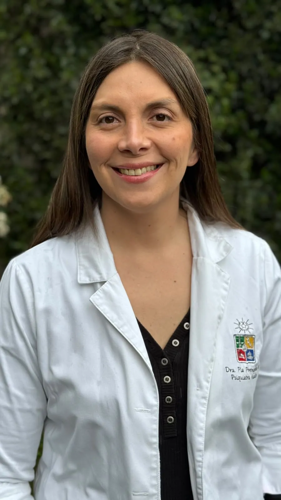 Dra. Pía Prenafeta con delantal blanco, sonriendo